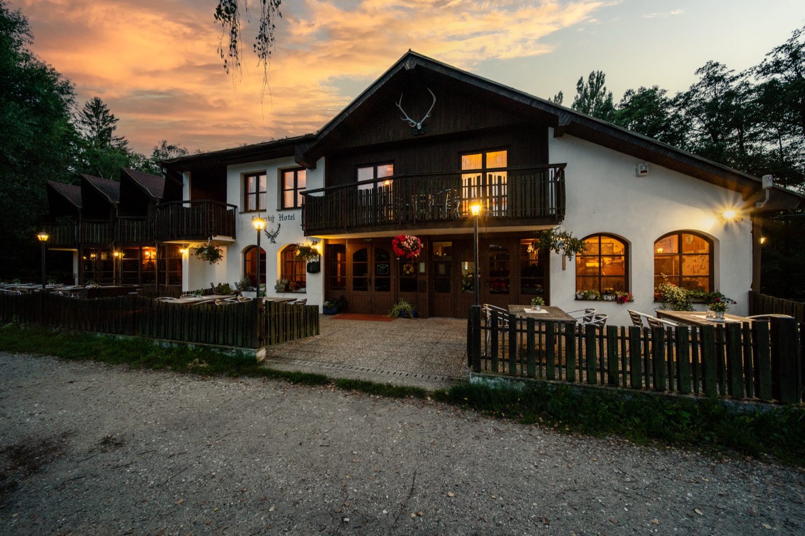 Lovecký hotel Jívák wedding venue - photo 2