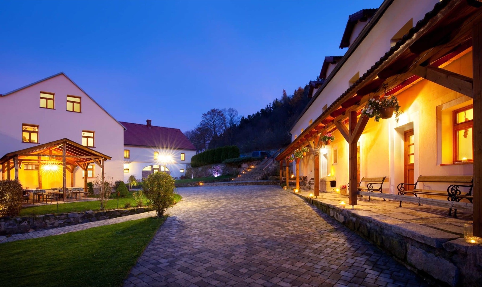 Rodinný hotel a penzion s rekreačním areálem Dvůr Stráň