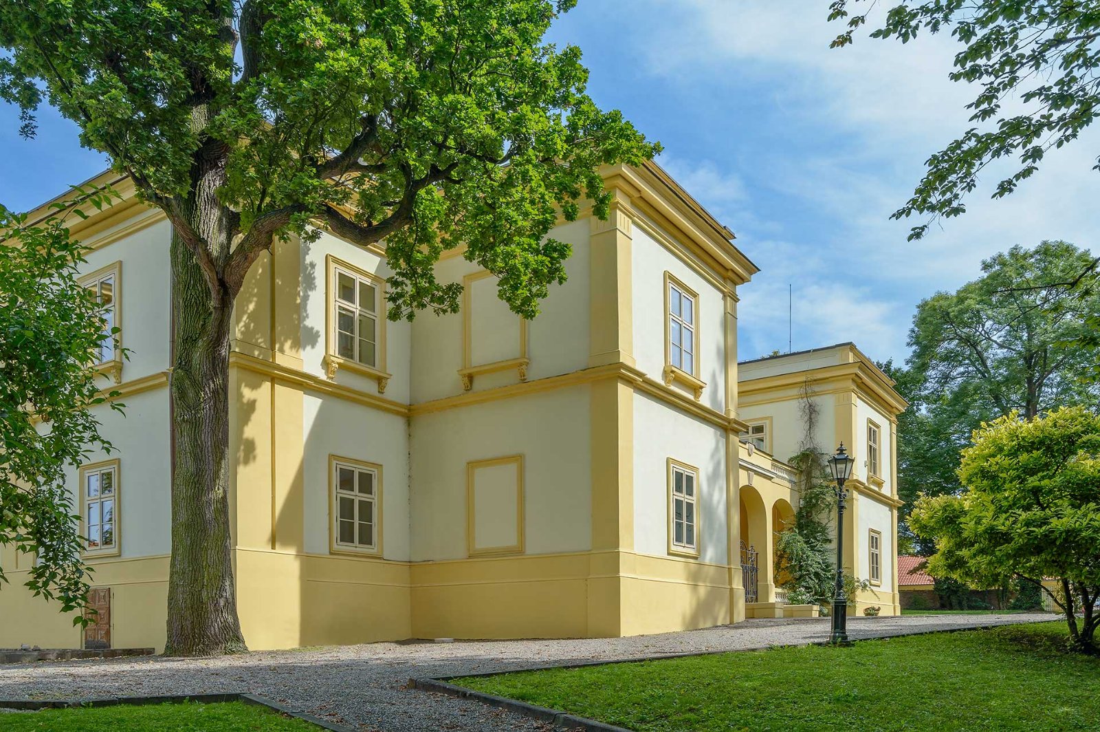 Zámecké prostory v areálu zámku Úmonín foto 13